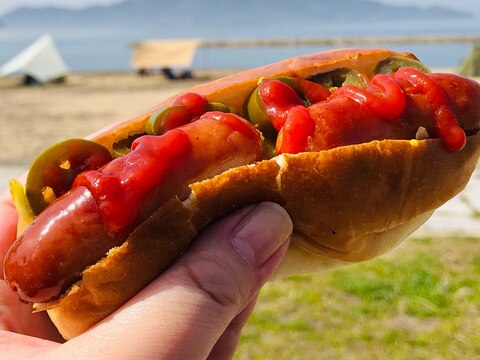 BBQで新玉ねぎとハラペーニョのホットドッグ